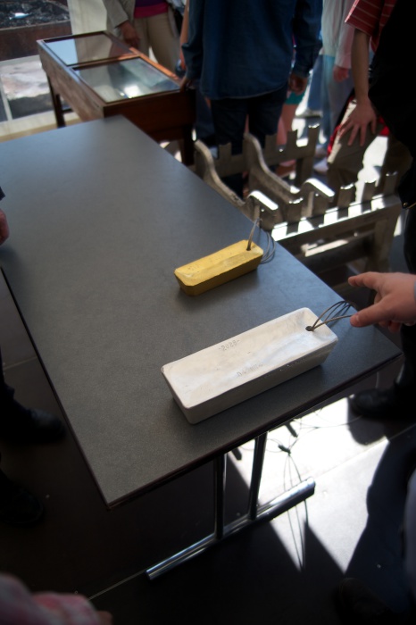 Silberbarren (28 kg, Wert ca. 22.400 Euro) und Goldbarren (12,5 kg, Wert ca. 417.000 Euro). (Foto von Alfred)